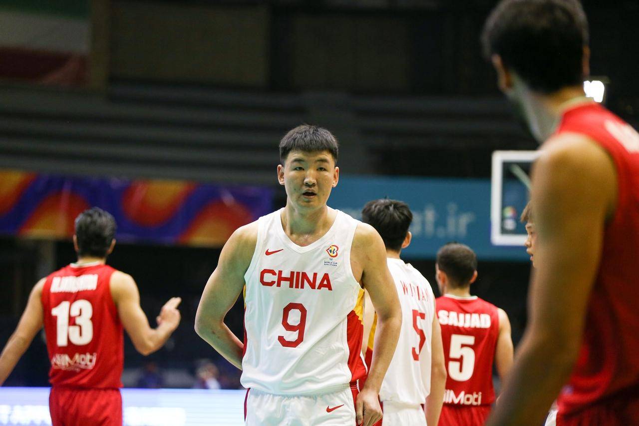 山东男篮迎NBA季后赛关键赛；转会期绝杀压哨；底气十足；年轻球员得到机会的简单介绍